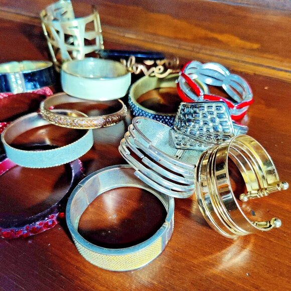 18 Woman's Fashion Bracelets Lot Bundle Cuffs Bangles  Metal Gold Silver - Picture 5 of 8